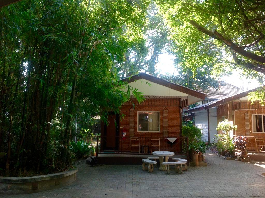 The Pub Guesthouse Чиангмай Екстериор снимка